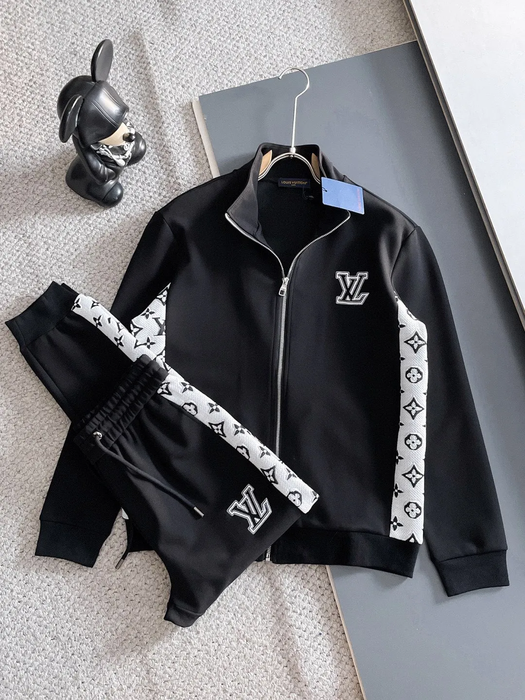 🅿️720 LV hot-selling suit is coming. Focus on the original version of the official website. 2025 new hot-selling cardigan suit. The original order is the best. 🇭🇰The meticulous work of top designers. It has a fitting and perfect upper body effect. All-natural high-quality Tencel Roman cotton 100%, close-fitting comfort, noble and elegant! Original hardware embodies elegance and nobility! Counter size: M-3XL (maximum wear up to 190 pounds)